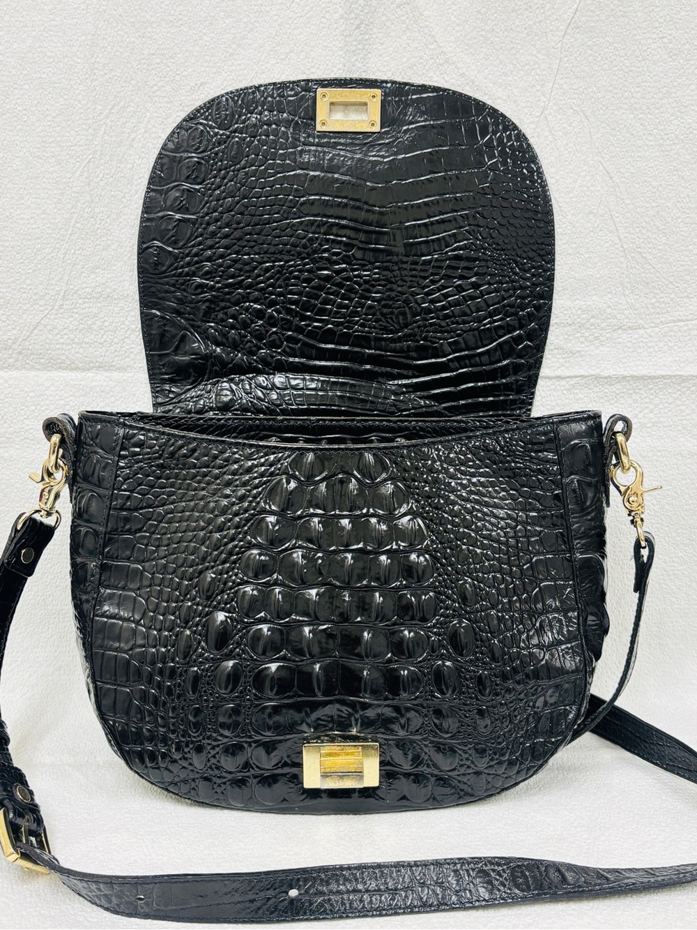 Vintage Brahmin Black Croc-Embossed Leather Crossbody with Gold-Tone Hardware - Picture 4 of 16